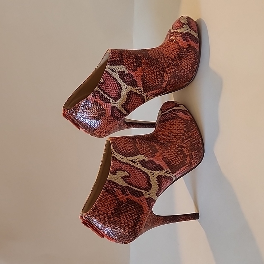 Michael Antonio Coral snake "Michel" size 6, heeled bootie shoe